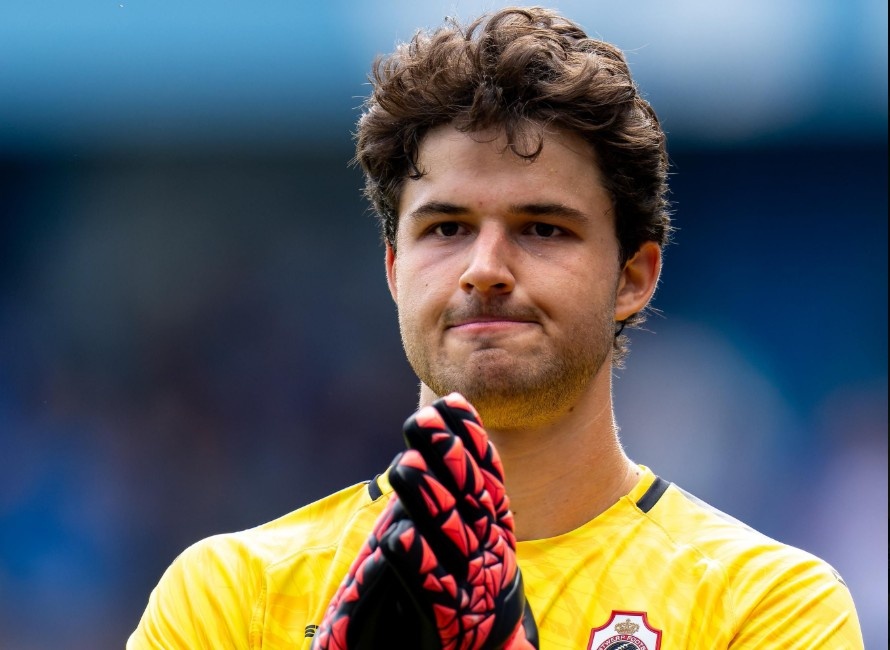 Thu mon cao 1,93 m dong y den MU hinh anh