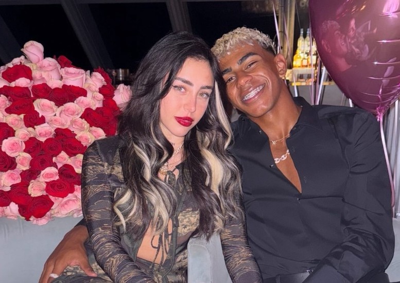 Ban gai Yamal len tieng hinh anh