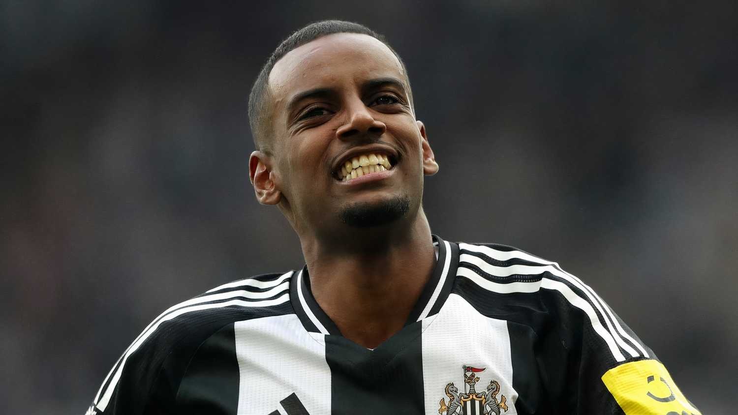 Liverpool ra de nghi ky luc cho Isak hinh anh