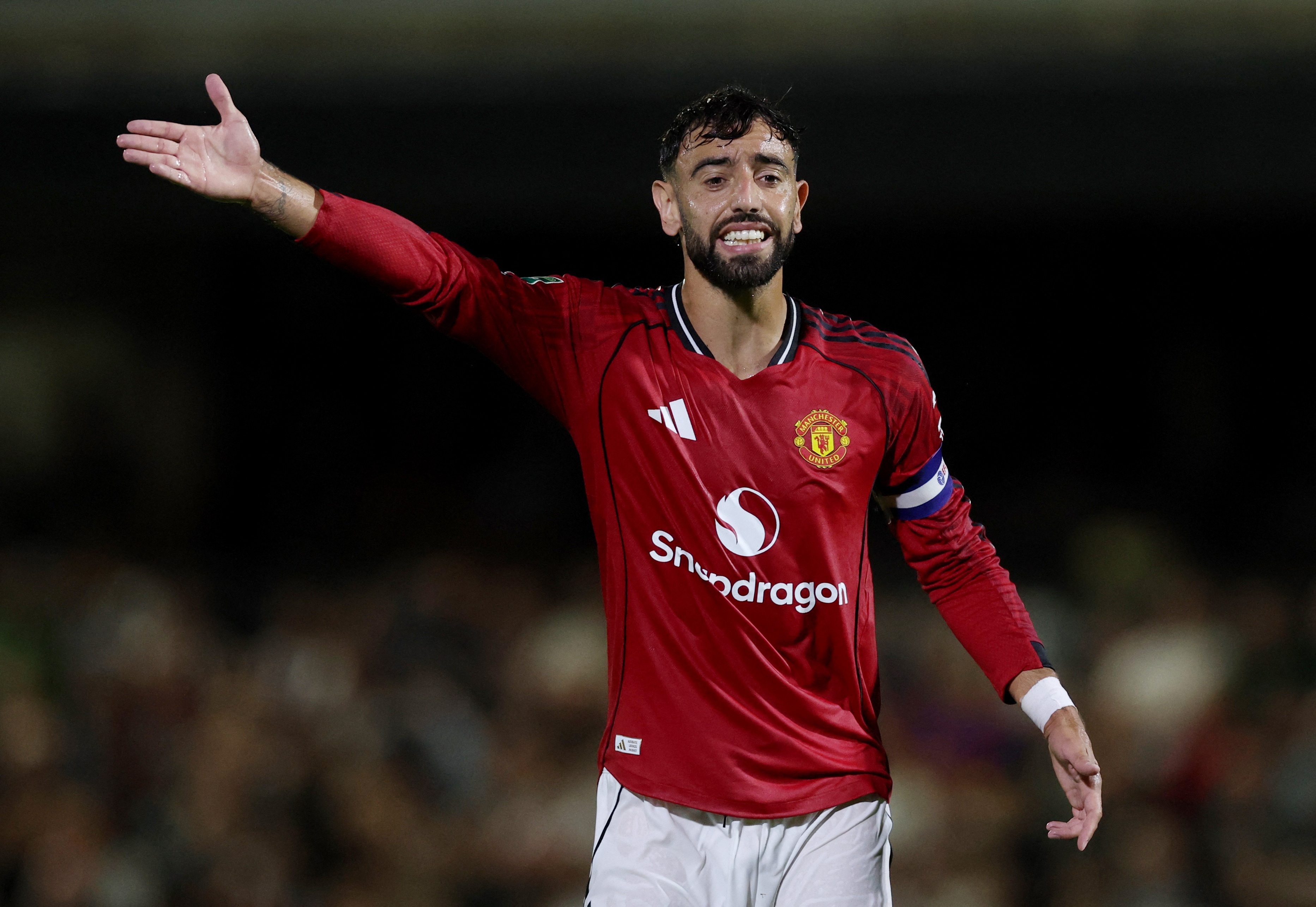 Hanh dong gay sot cua Bruno Fernandes giua hon loan hinh anh