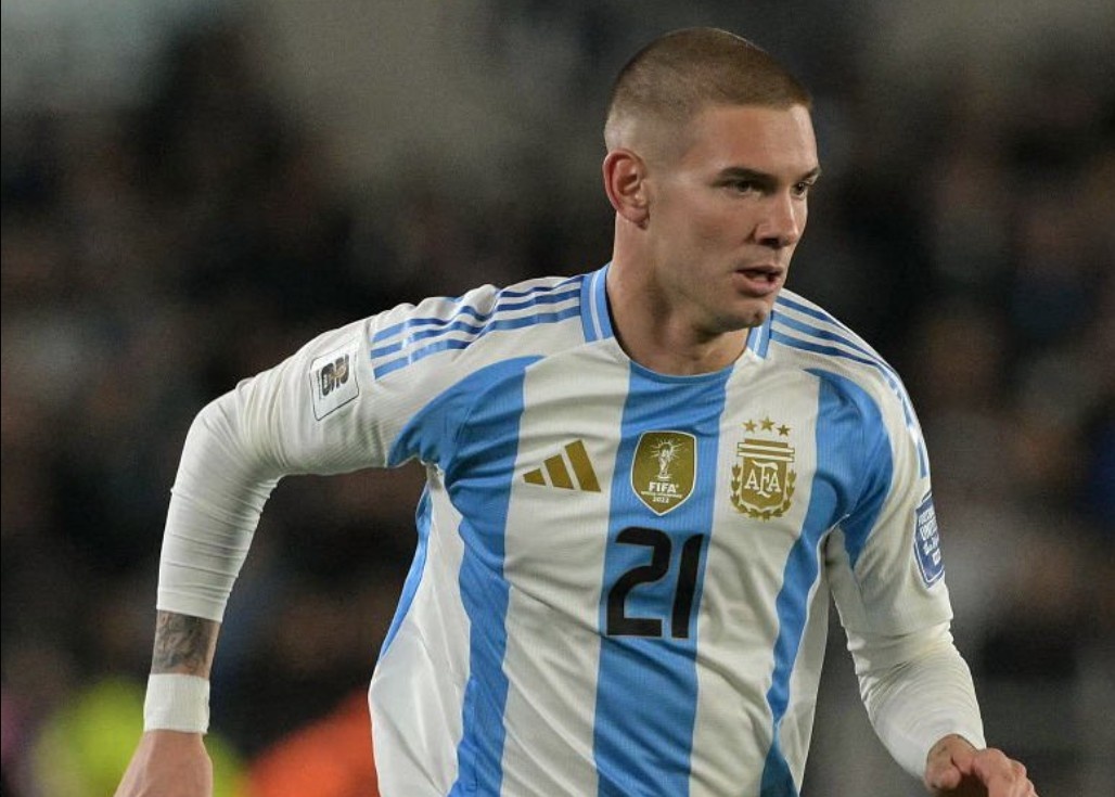 Messi da cung dan em kem 20 tuoi hinh anh