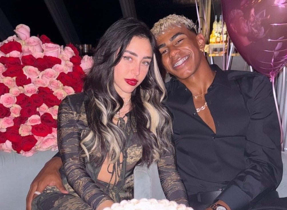 Yamal lam ro chuyen tinh ai voi Nicole hinh anh