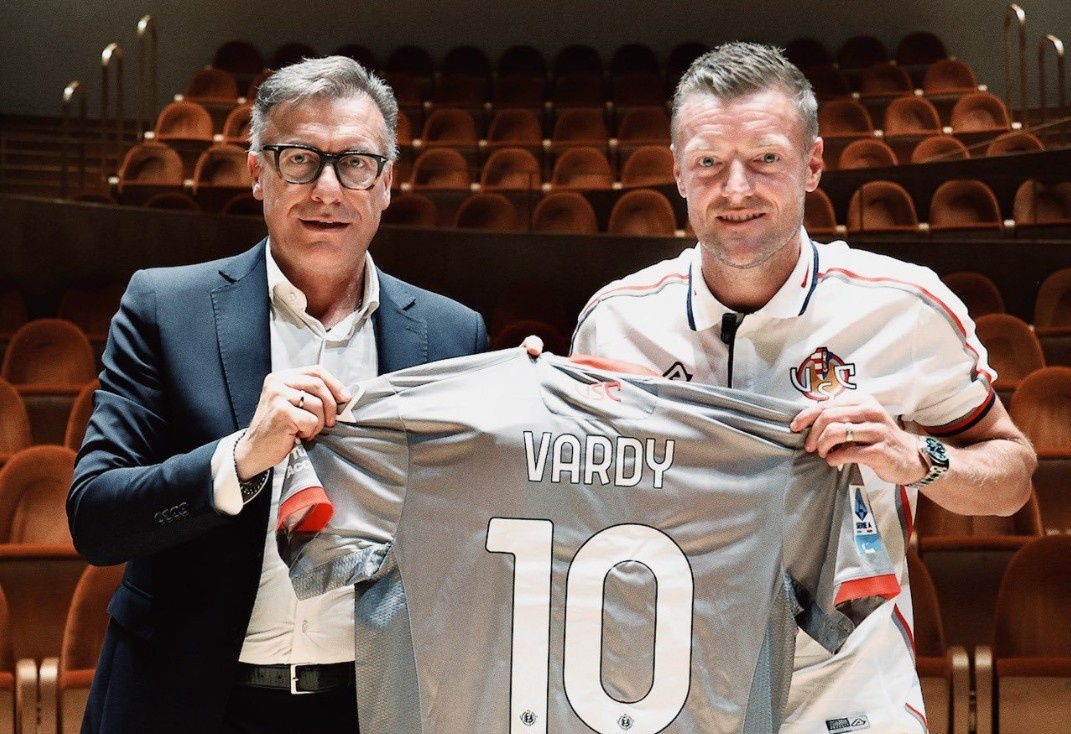 38 tuoi, Vardy van ngao nghe hinh anh