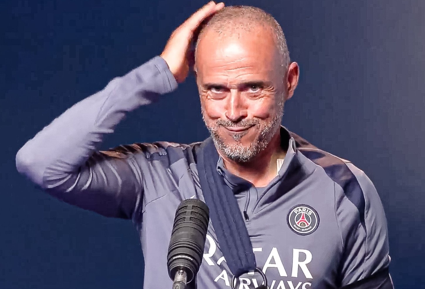 Dien mao cua HLV Enrique sau tai nan hinh anh