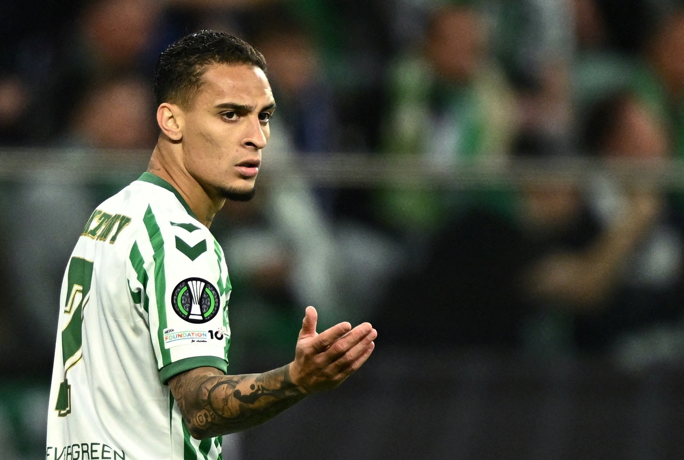 Antony mat bong 21 lan trong ngay ra mat Betis hinh anh