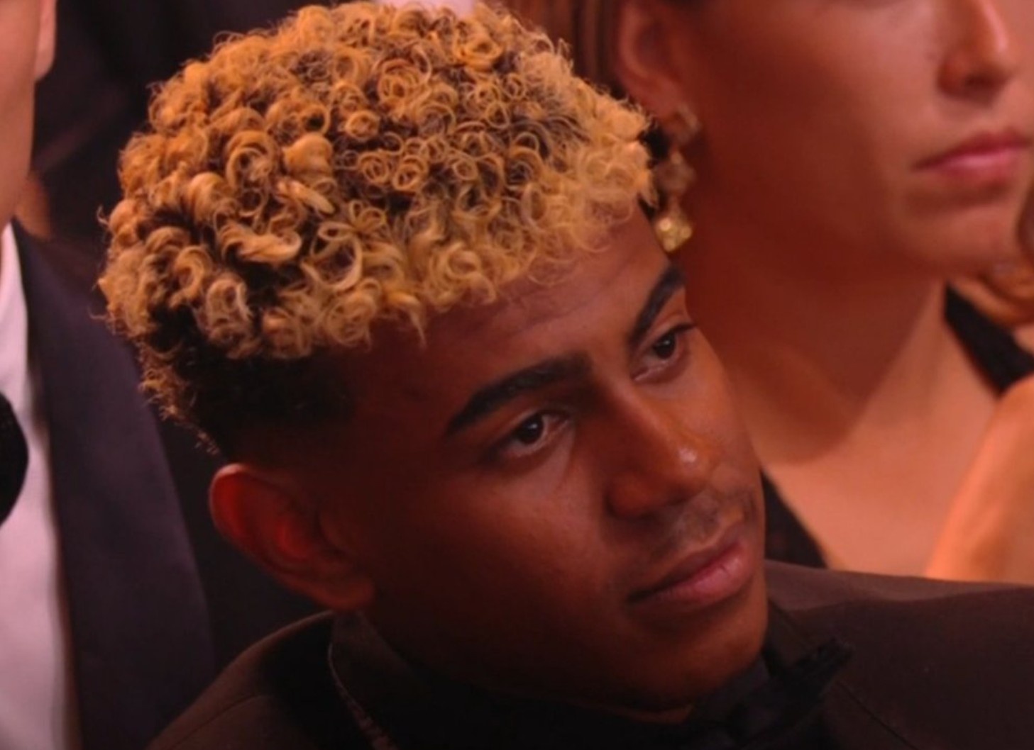 Phan ung cua Yamal khi de mat Qua bong vang hinh anh