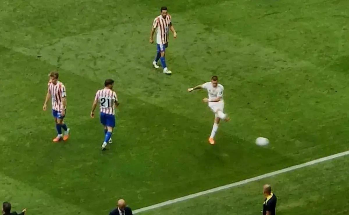 Tan binh Real Madrid sut bong vao fan Atletico hinh anh