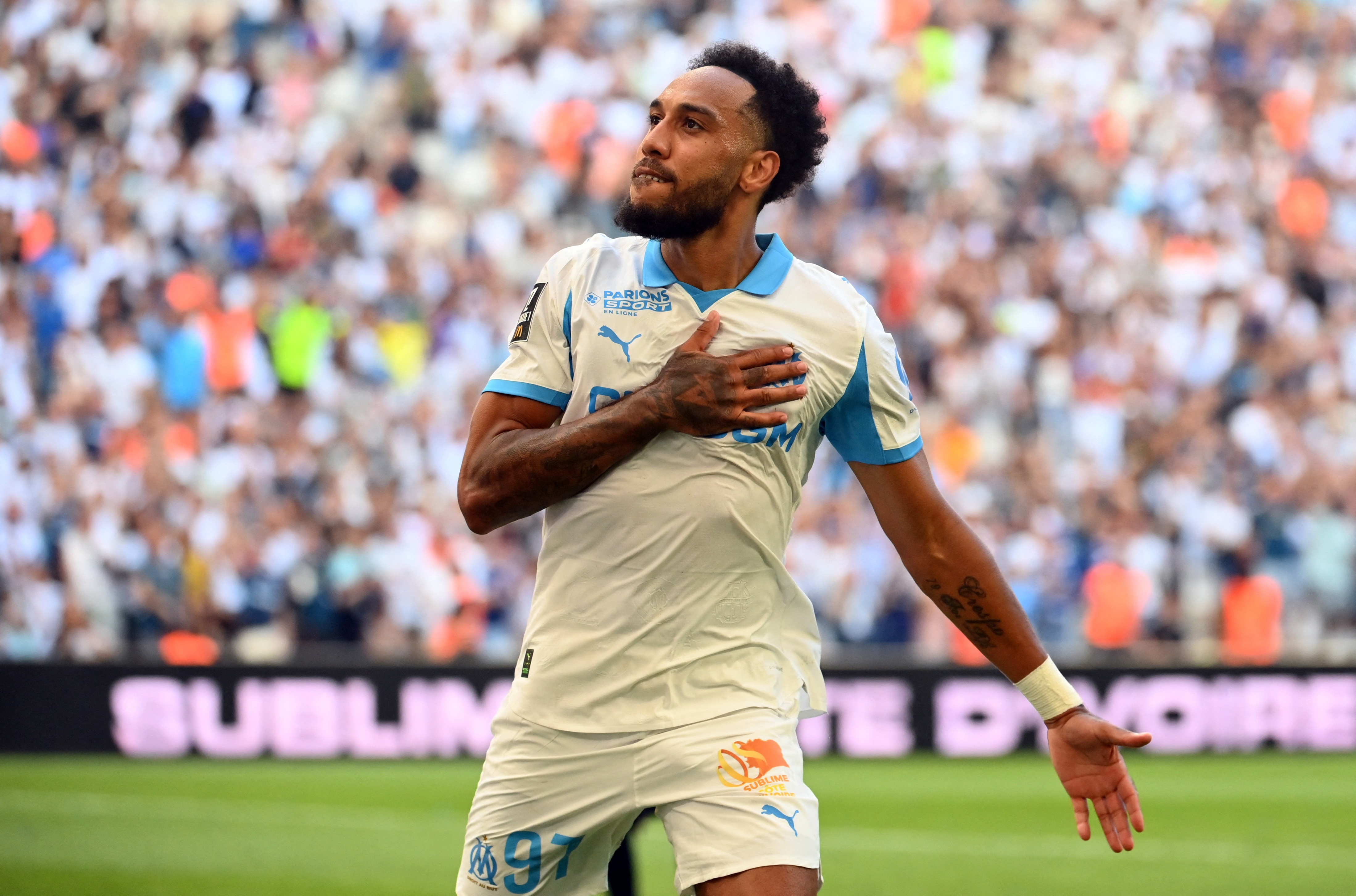 Bat ngo voi Aubameyang hinh anh