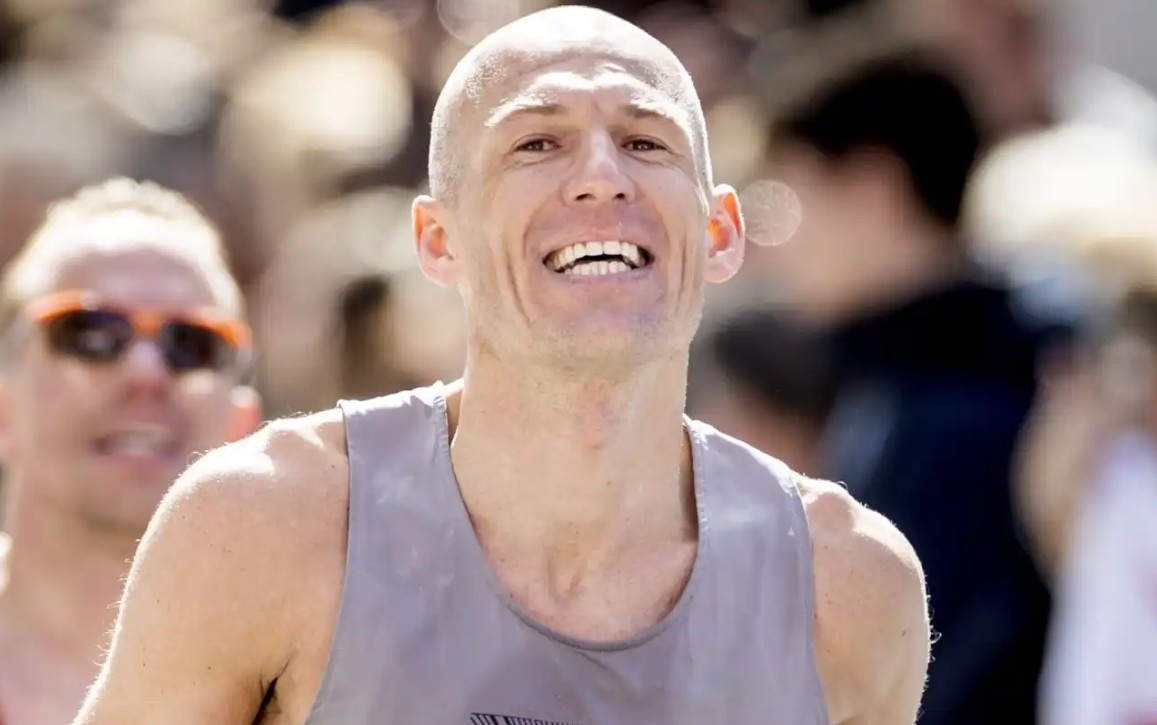 Robben choang vang khi thu suc o marathon hinh anh