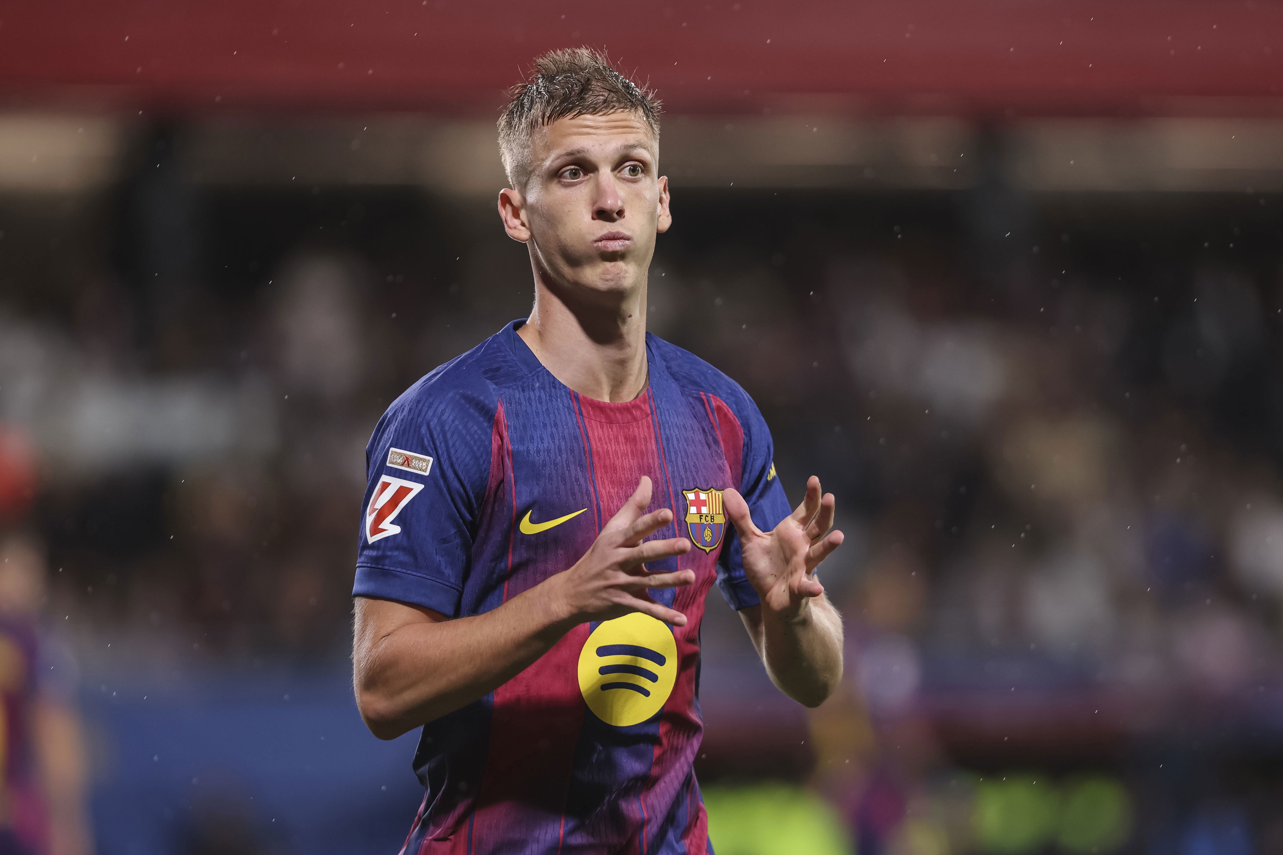 Man trinh dien cua sao Barcelona khien fan phan no hinh anh