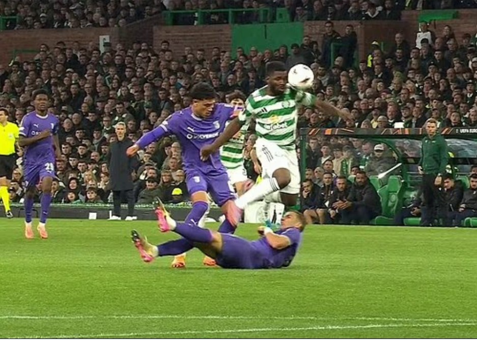 VAR gay tranh cai du doi o Europa League hinh anh