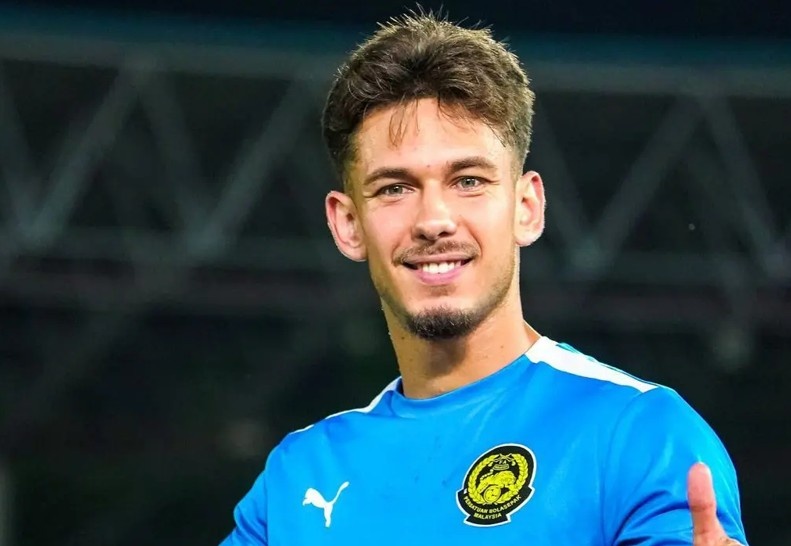 Phan ung cua cau thu nhap tich Malaysia sau an phat nang hinh anh