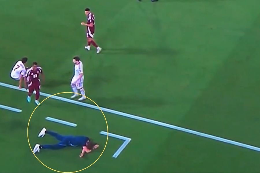 HLV Qatar bat tinh tren san hinh anh