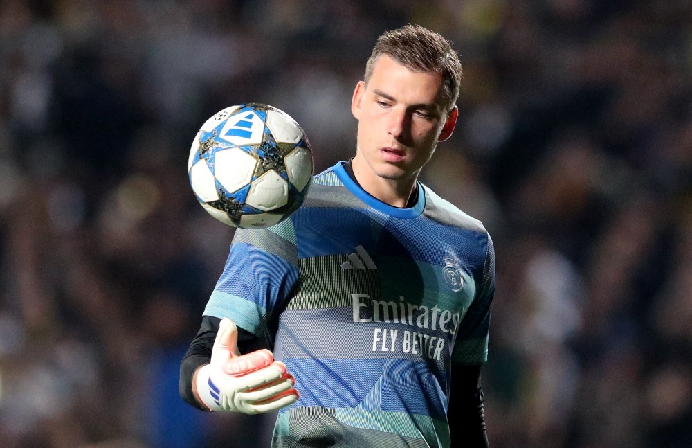 Real Madrid phan no voi the do cua Lunin hinh anh