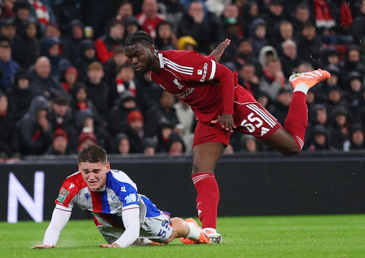 Tai nang tre Liverpool dinh 2 the do trong 16 phut hinh anh