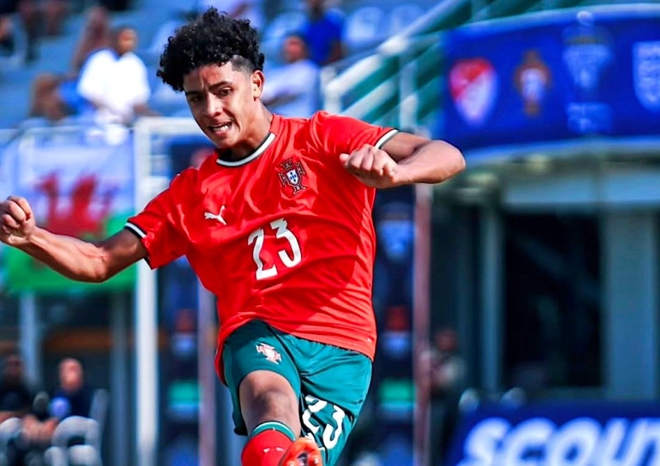 Khoanh khac toa sang cua con trai Ronaldo o tuyen quoc gia hinh anh