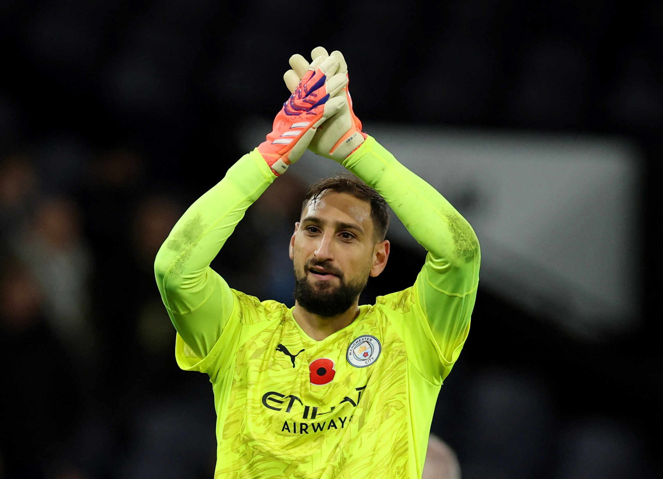 Sai lam kho chap nhan cua Donnarumma hinh anh