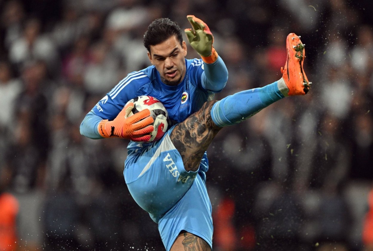 Canh tuong gay soc cua Ederson hinh anh