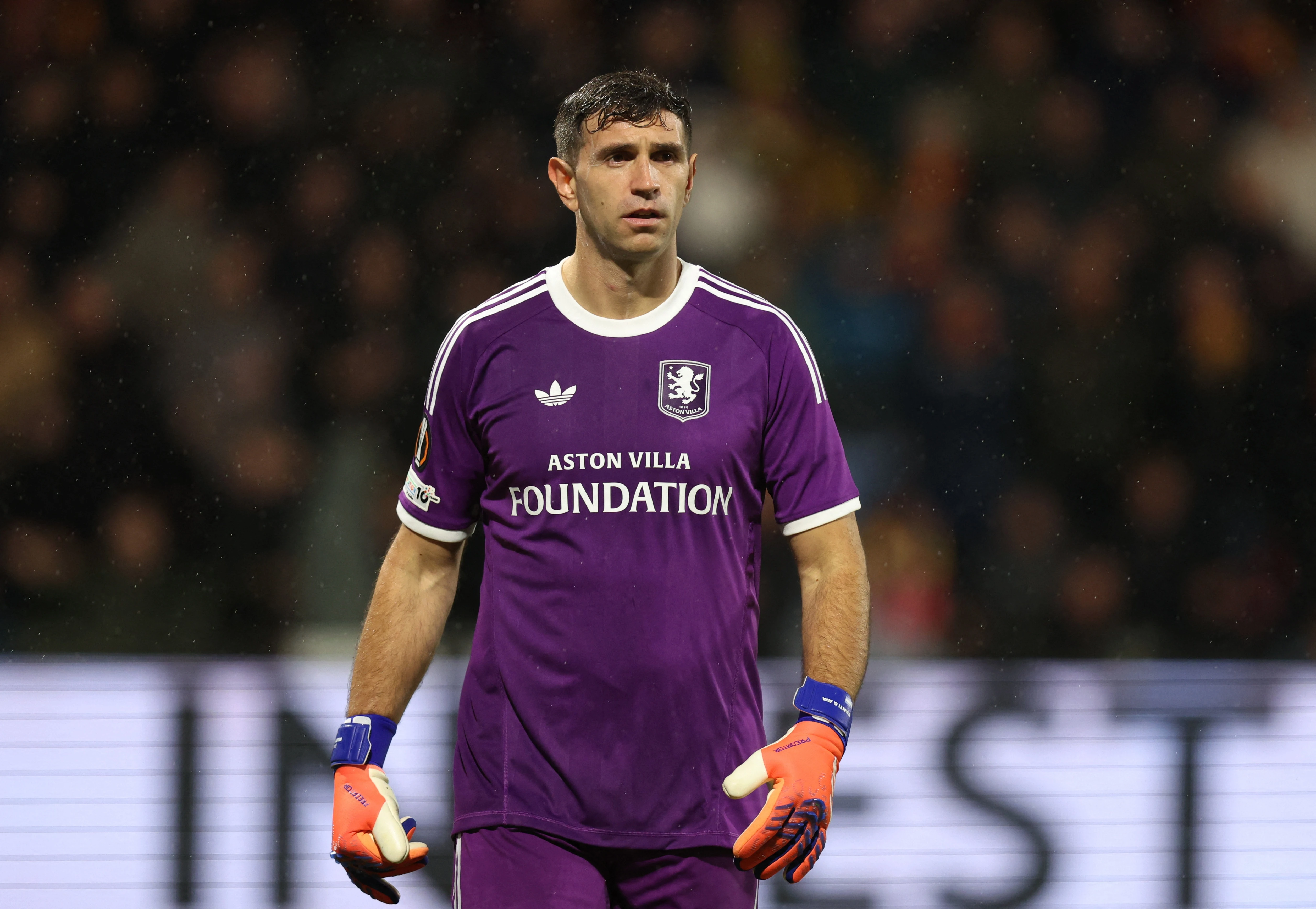 Emiliano Martinez bi trung phat hinh anh