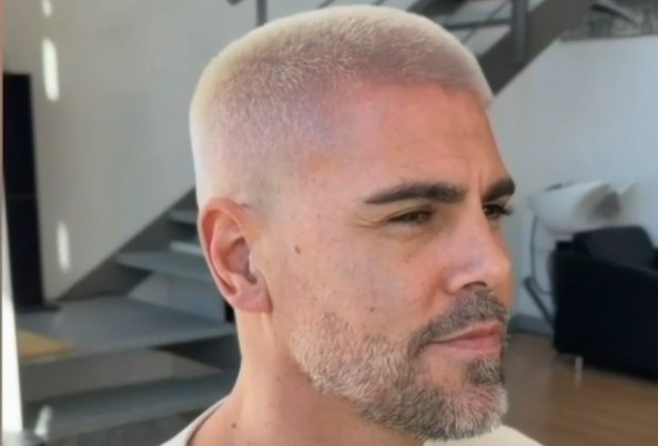 Dien mao khac la cua Victor Valdes hinh anh