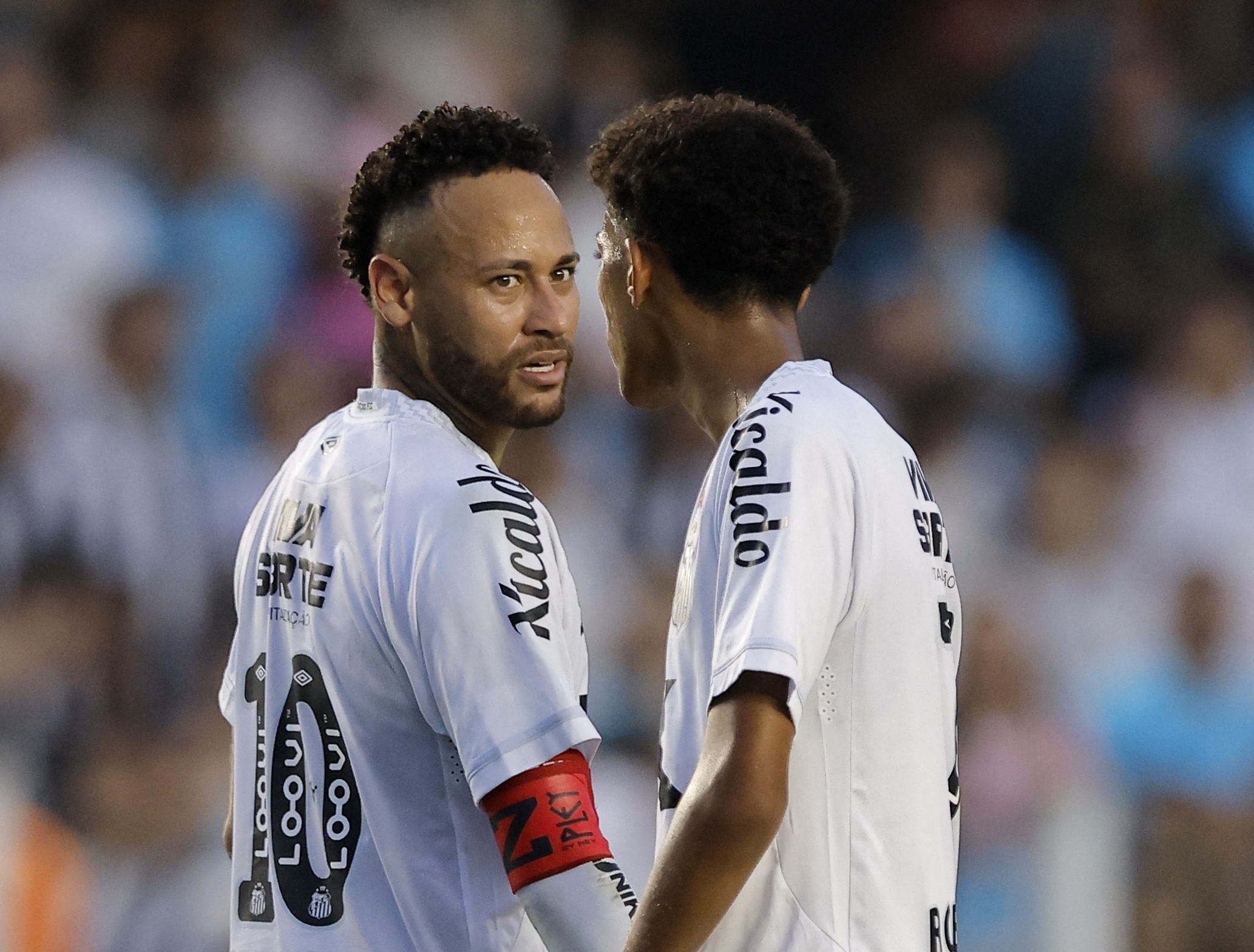 Neymar noi gian voi dong doi tren san hinh anh