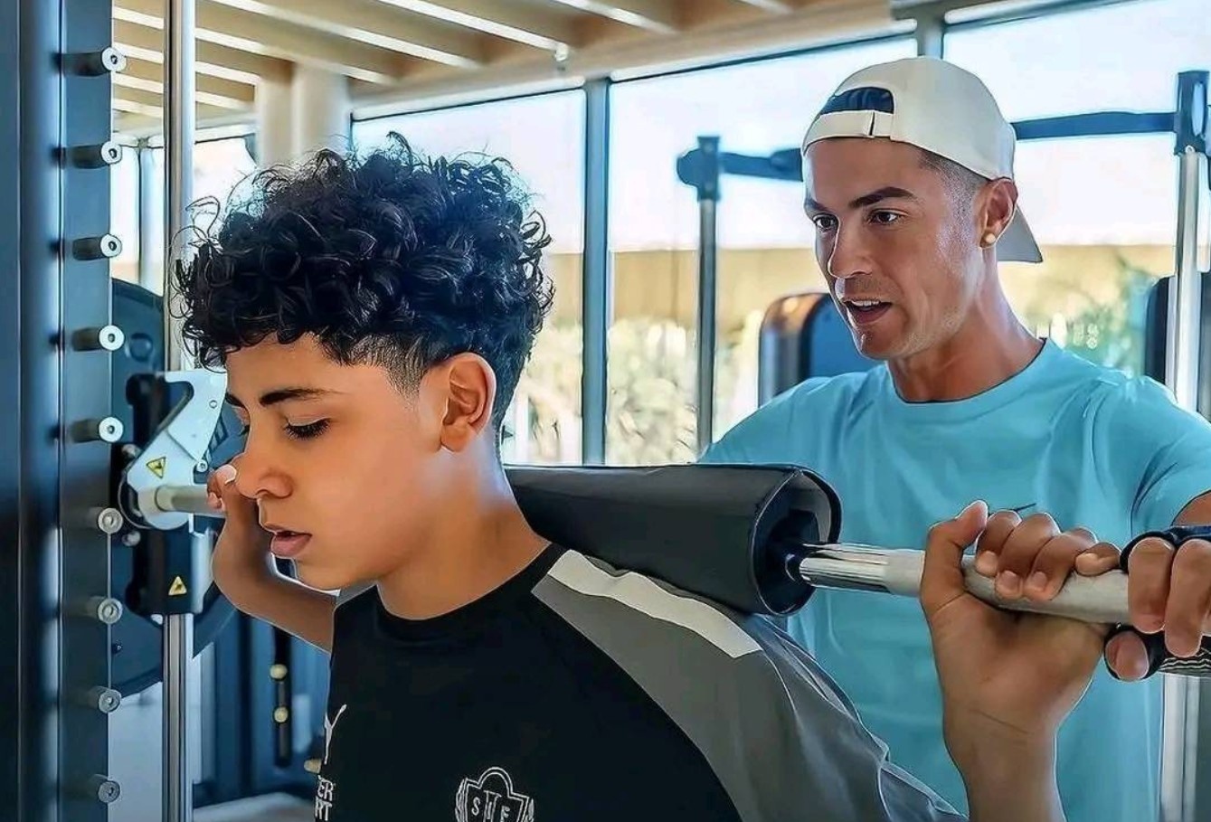 Ronaldo: 'Con trai se gioi hon toi' hinh anh