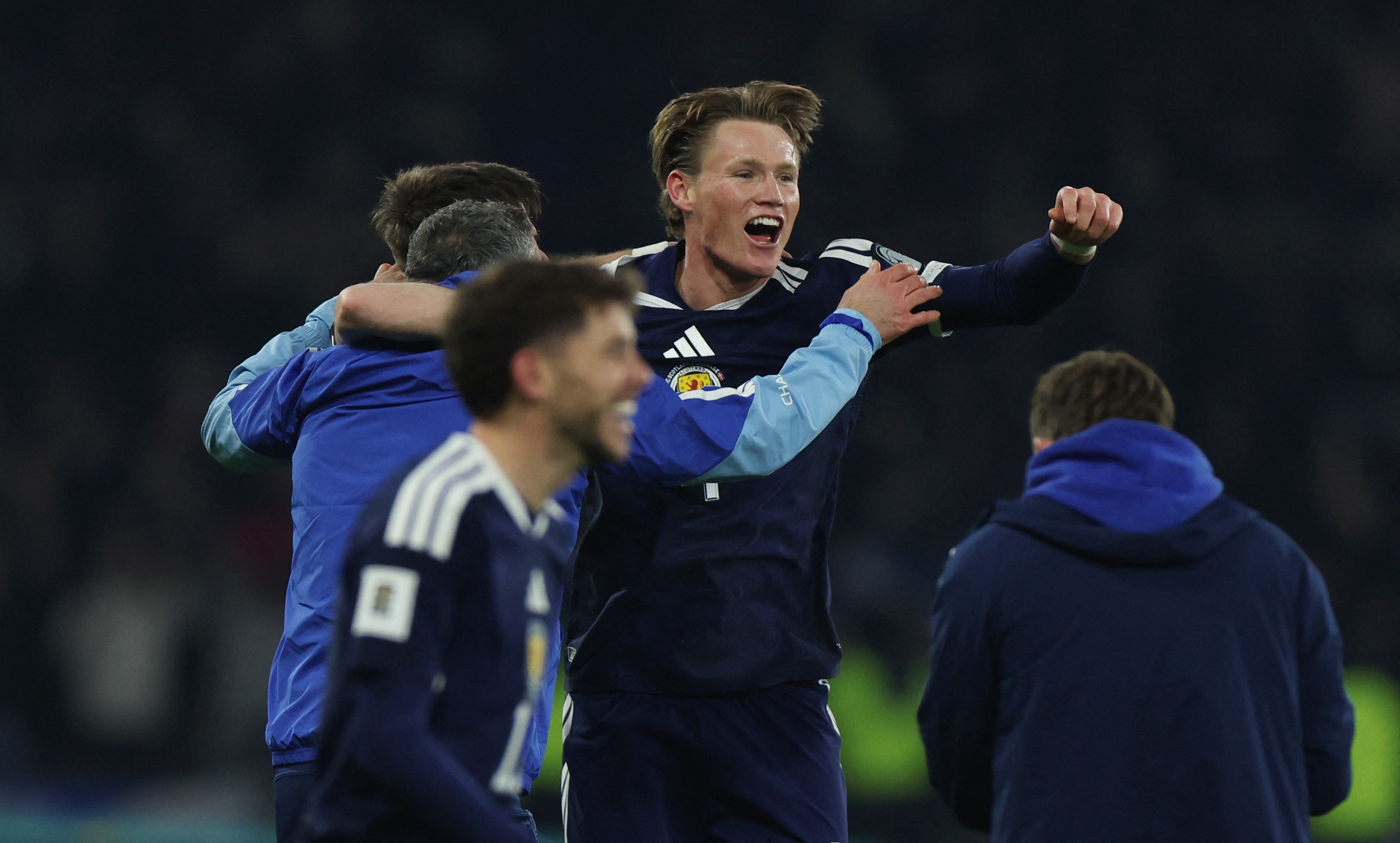 Sieu pham moc bong 'dien ro' cua McTominay hinh anh