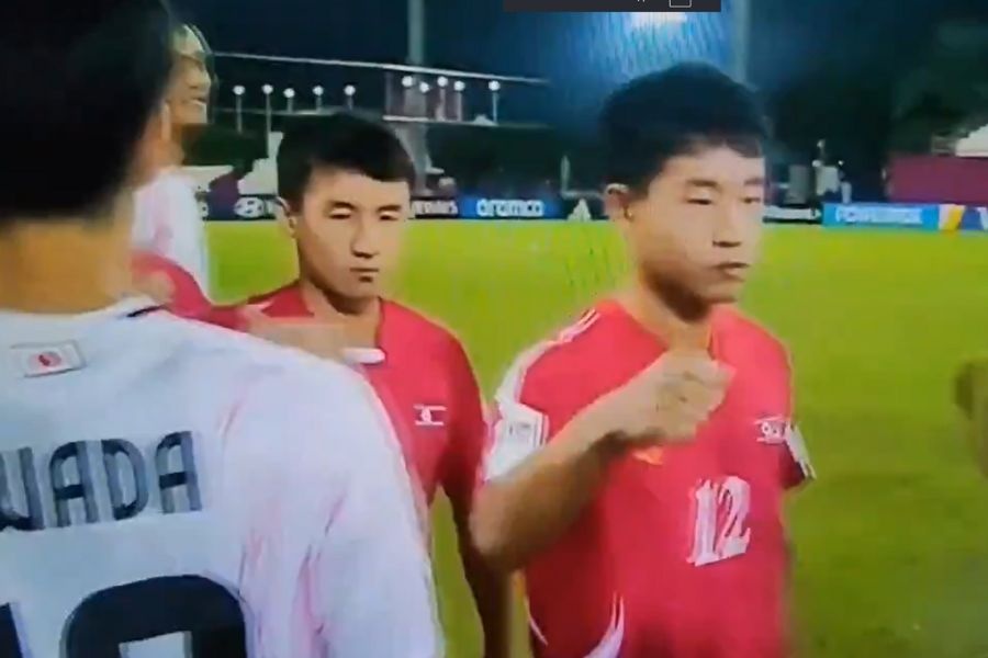 Cau thu U17 Trieu Tien vung nam dam ve phia Nhat Ban hinh anh