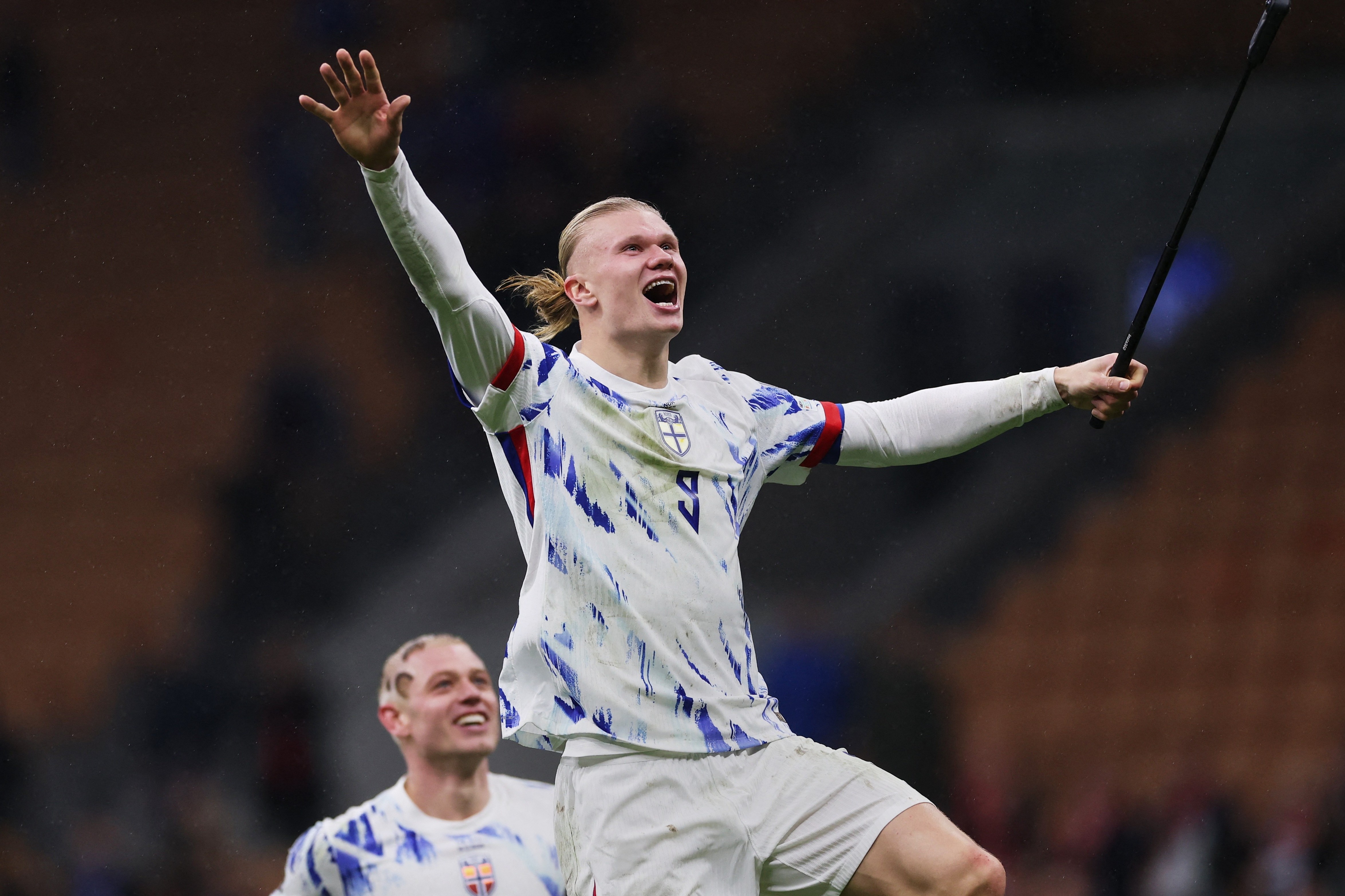 Haaland gay kinh ngac nhung van thua Messi hinh anh