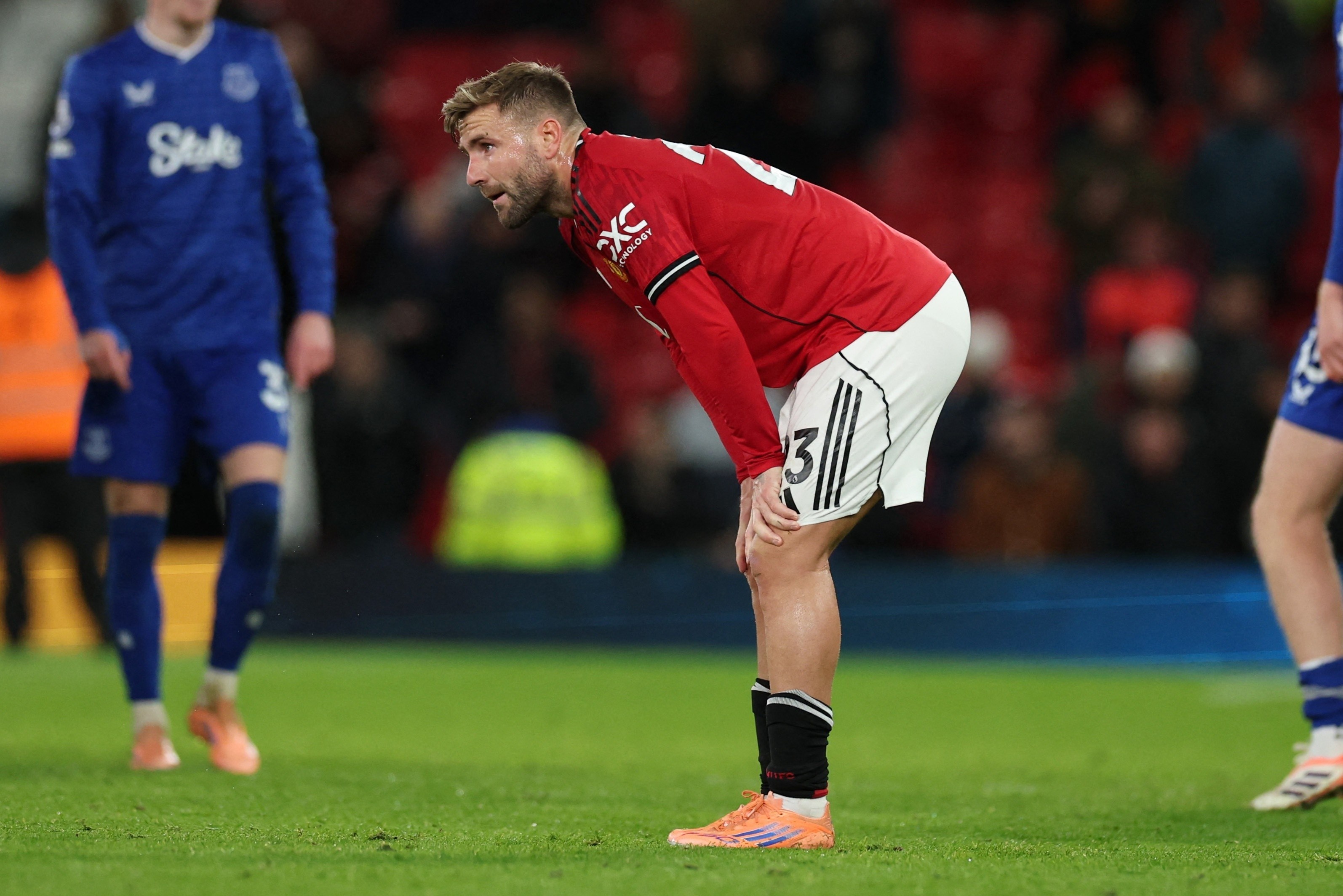 Luke Shaw khien Neville noi gian hinh anh