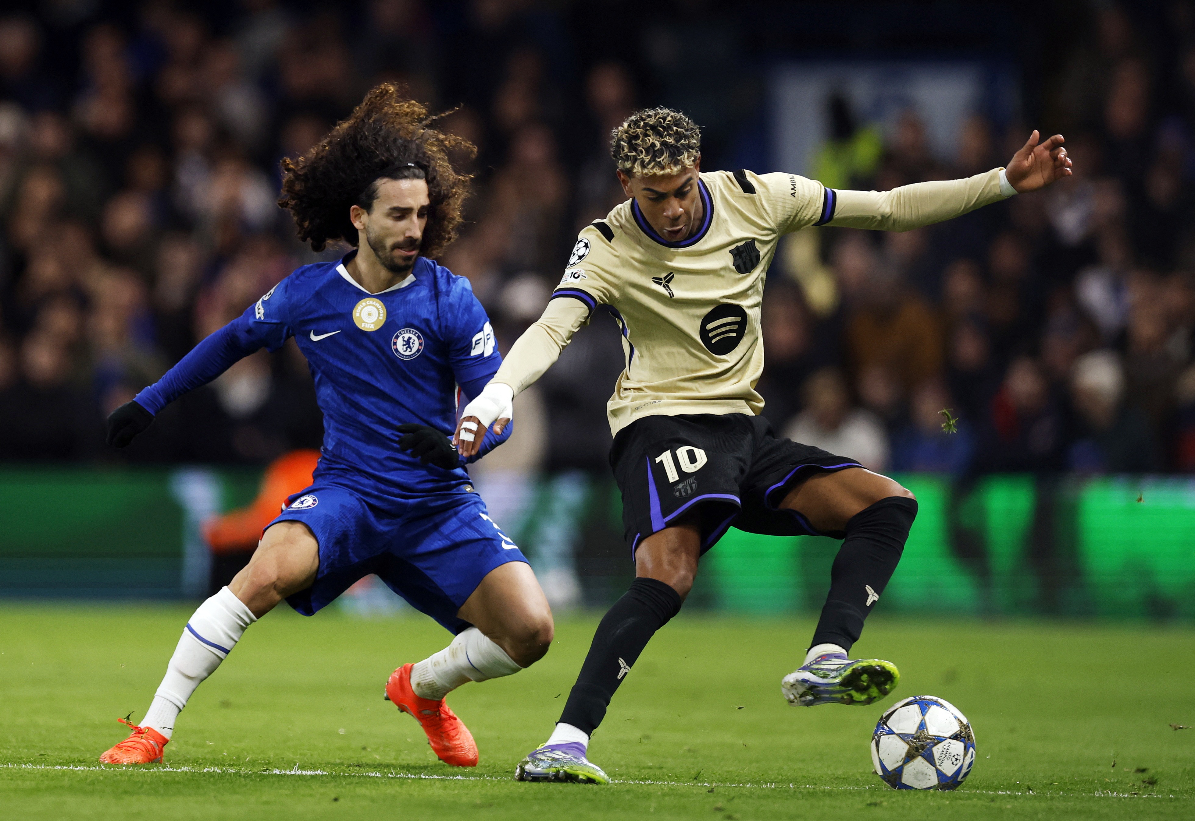 Cucurella tiet lo bi quyet kem Yamal hinh anh