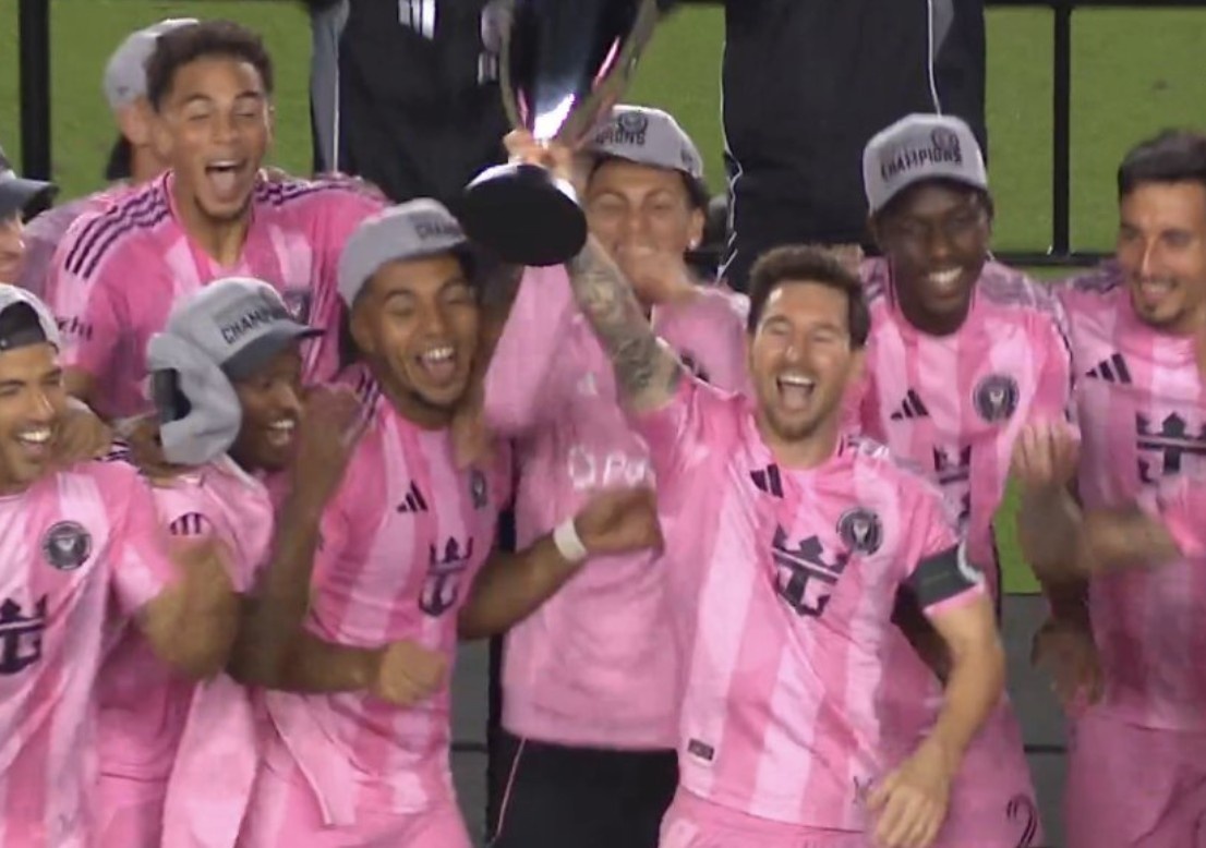 Khoanh khac Messi nang cup vo dich tai My hinh anh