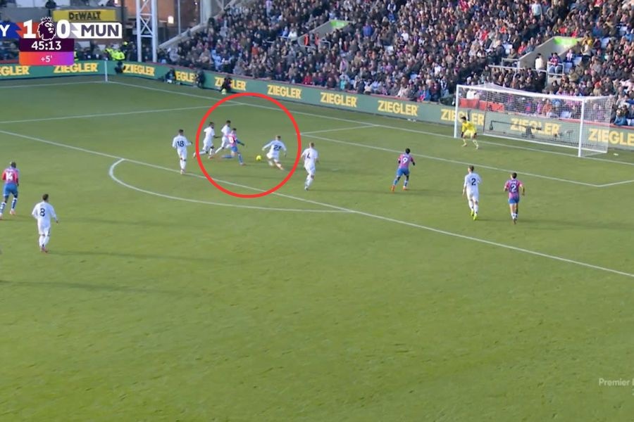 Pha tac bong khong khac nao ban thang cua Shaw hinh anh