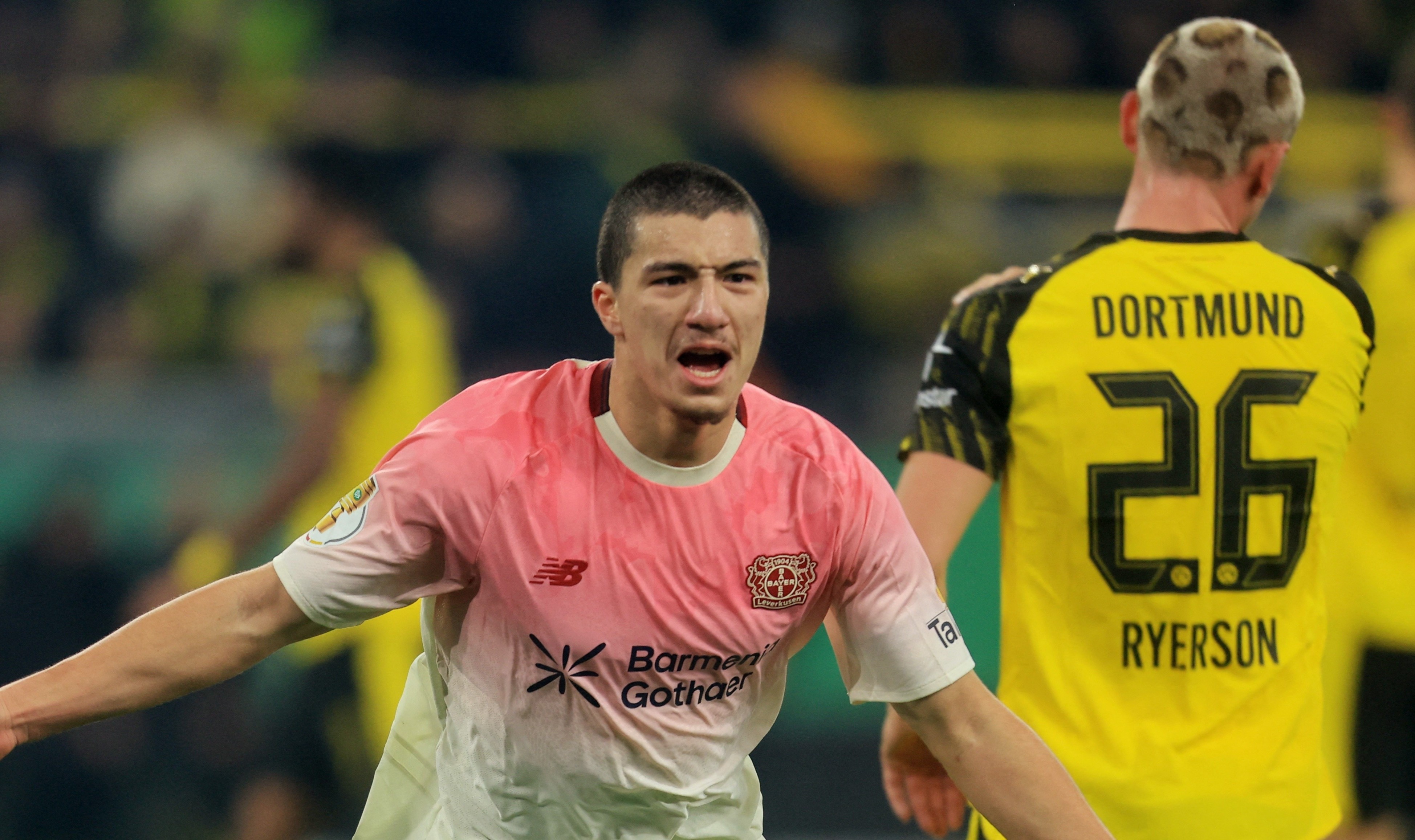 Tai nang goc Viet lai toa sang cho Leverkusen hinh anh