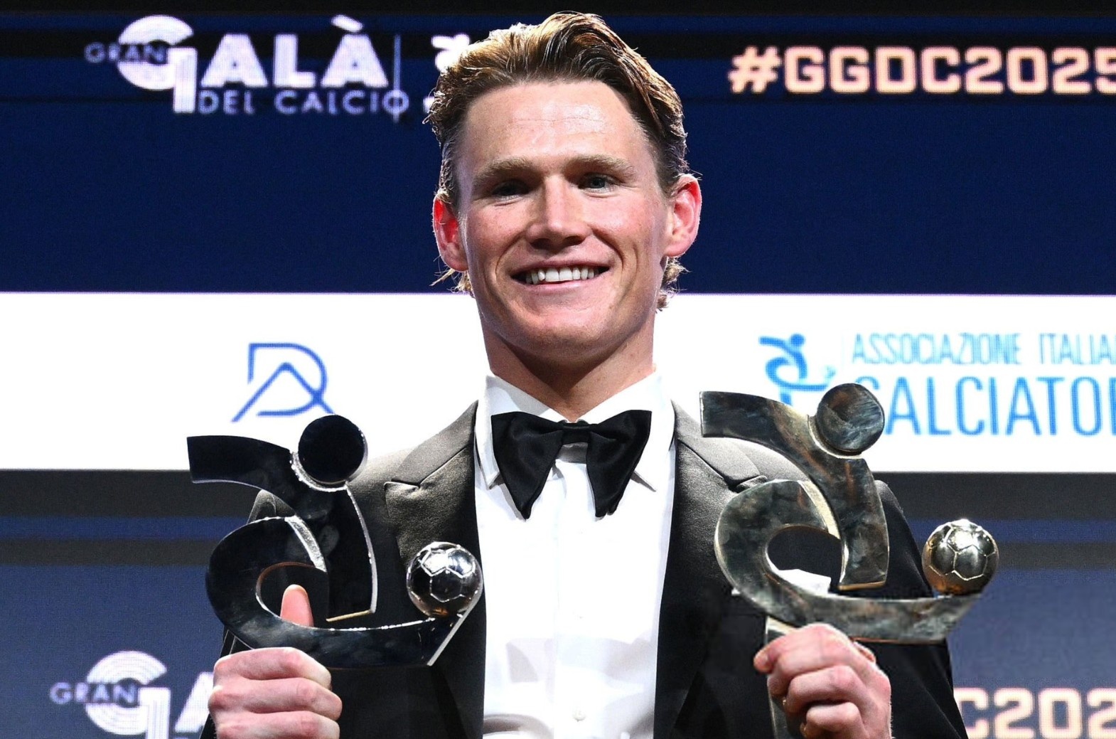 McTominay thang them giai thuong hinh anh