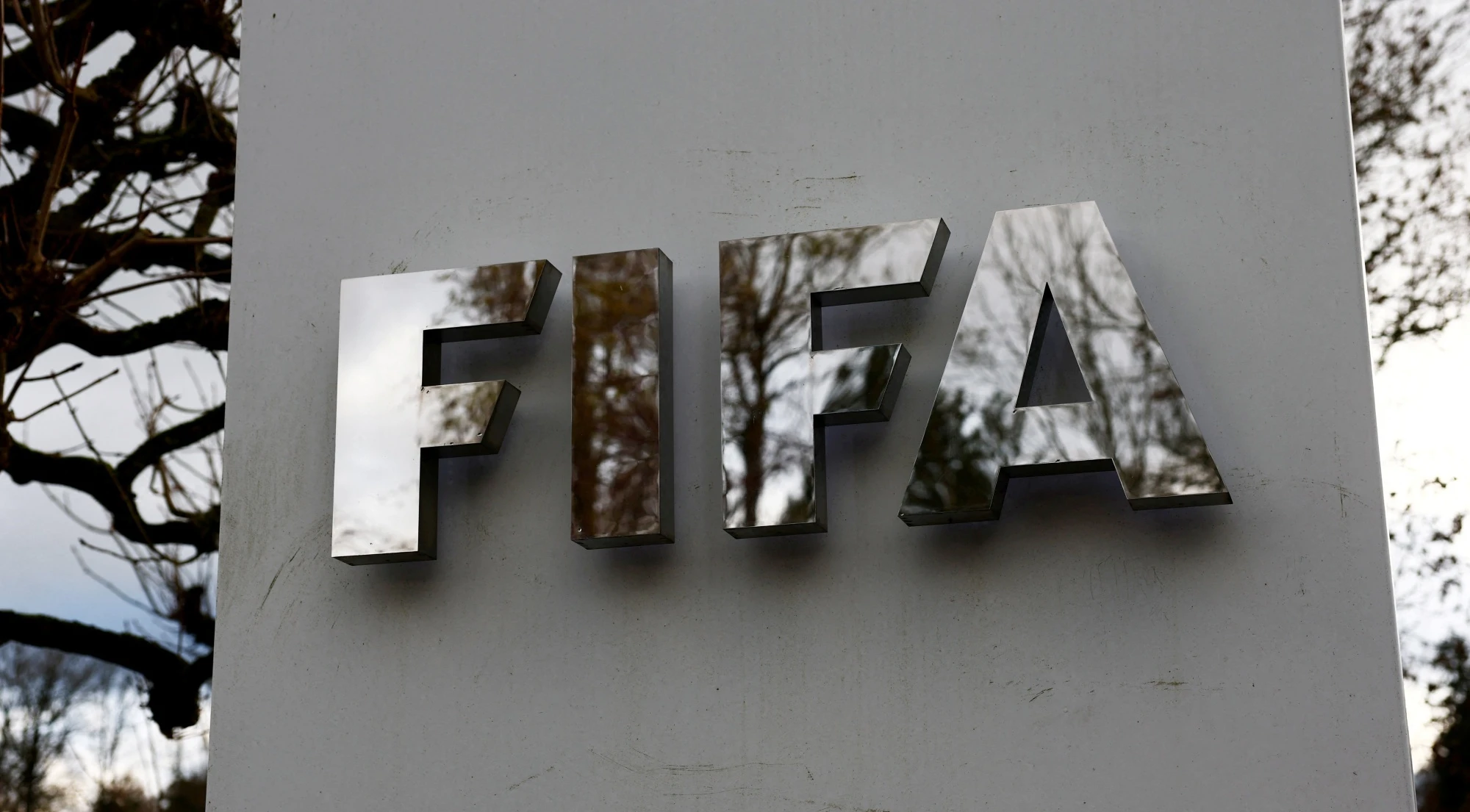 Luat VAR moi cua FIFA gay tranh cai hinh anh