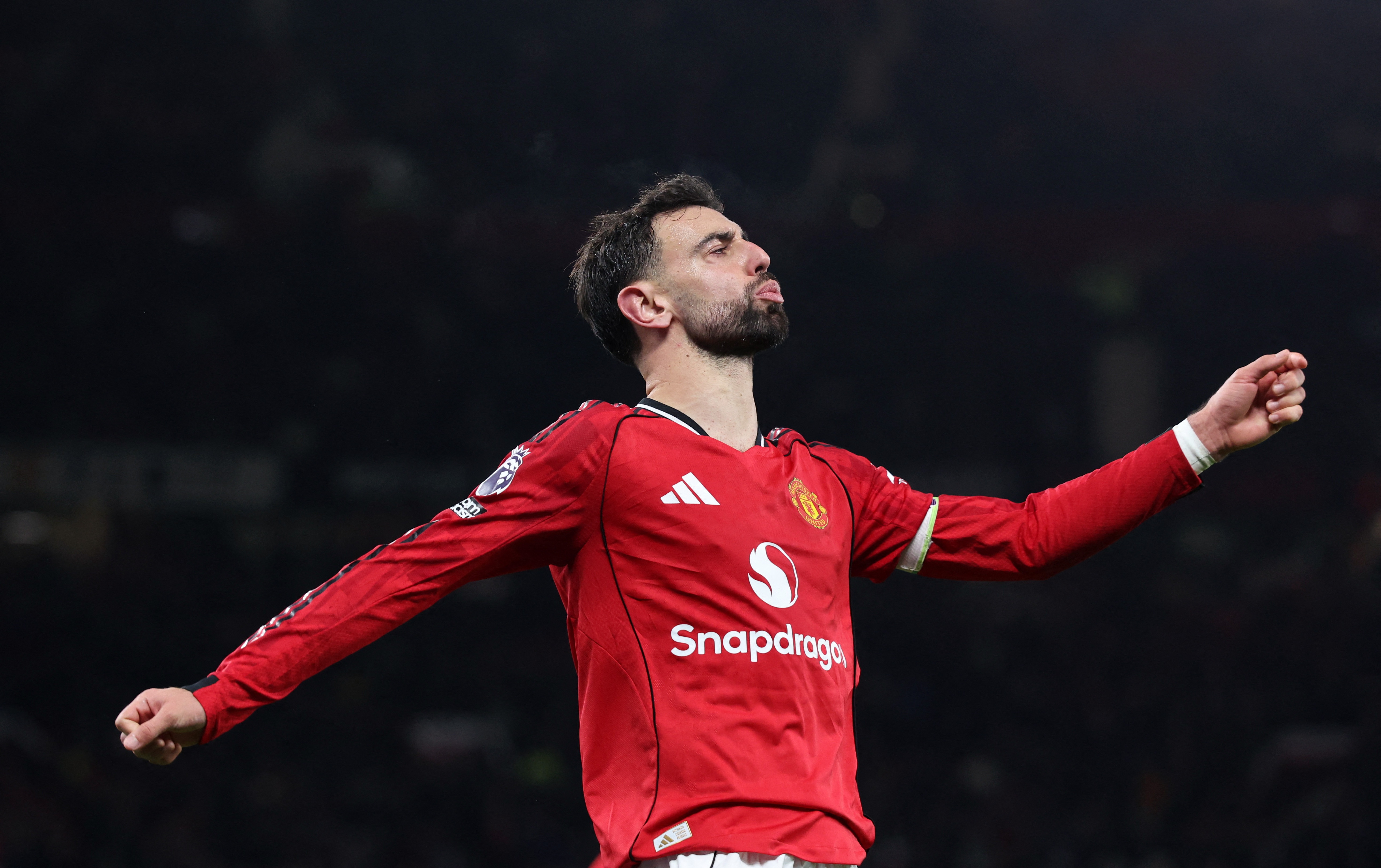 Pha bo lo gay ngo ngang cua Bruno Fernandes hinh anh