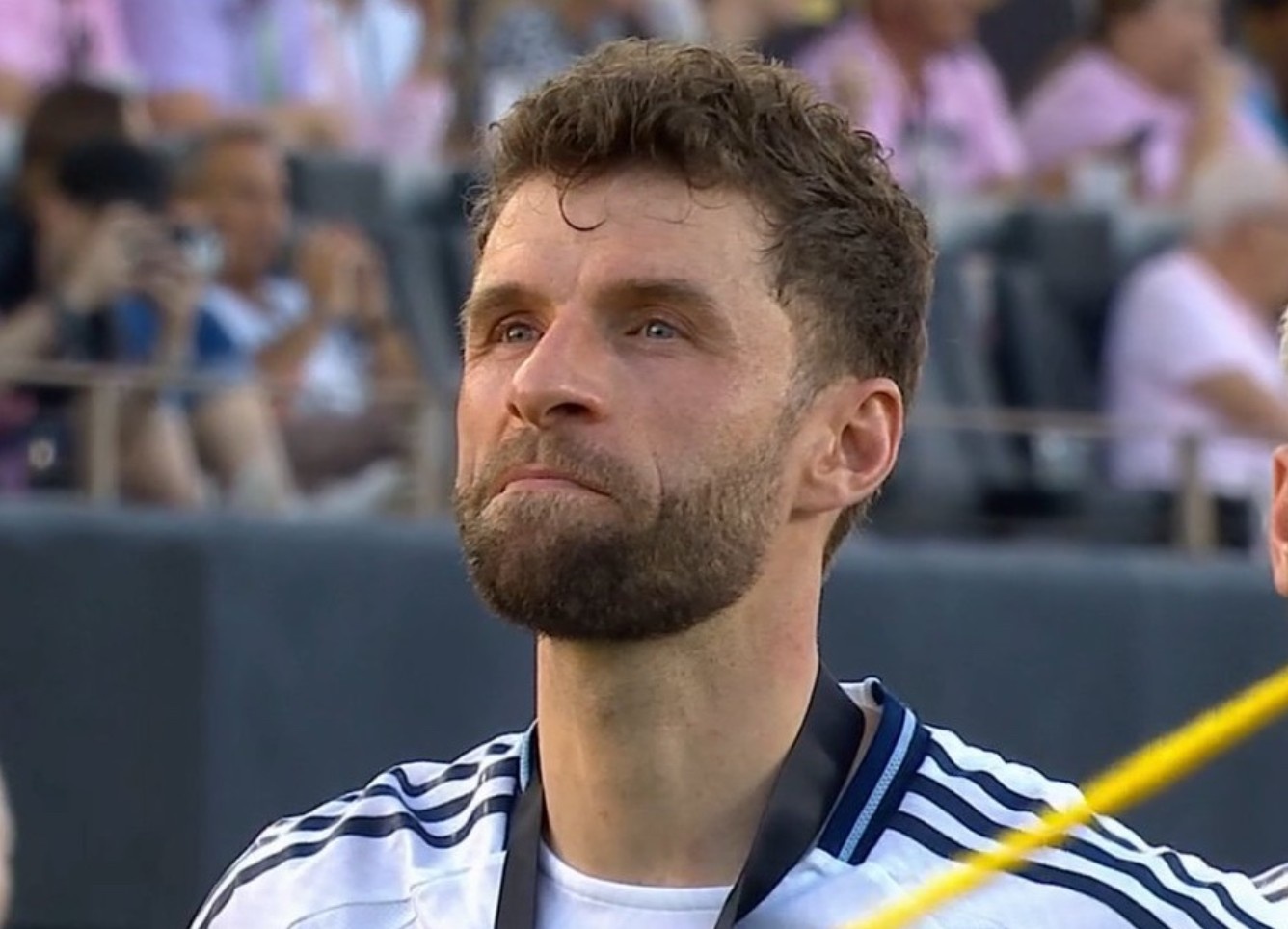 Phan ung cua Muller khi thua Messi hinh anh