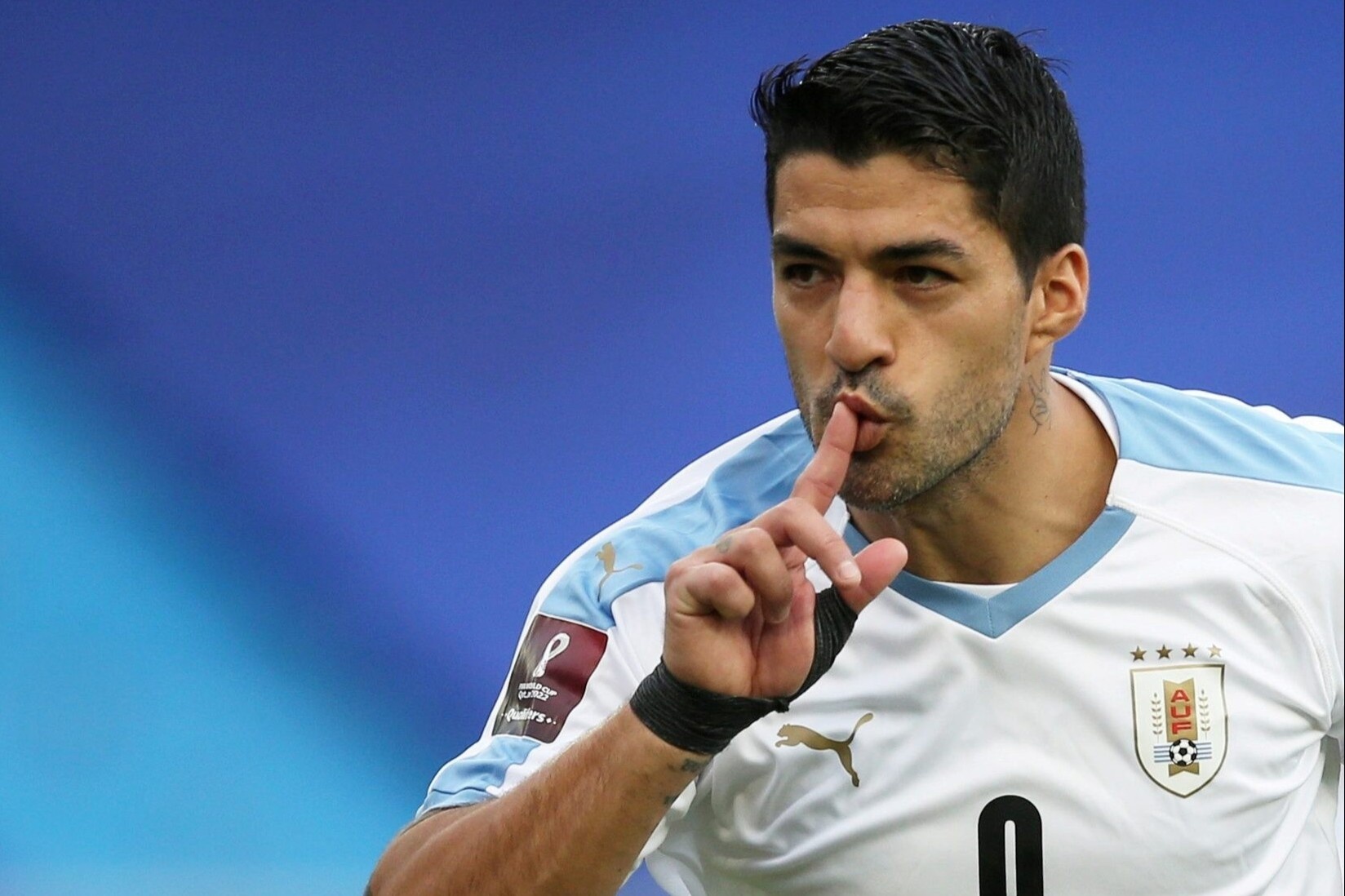 Suarez gay tranh cai du doi hinh anh