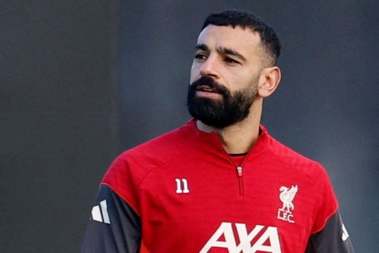 Cau thu Liverpool dung ve phia Salah hinh anh