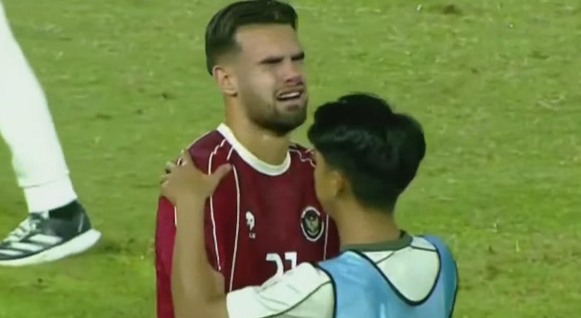 Cau thu U22 Indonesia khoc nuc no hinh anh