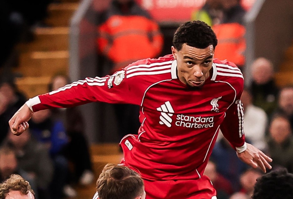 Ekitike khien Isak be mat hinh anh