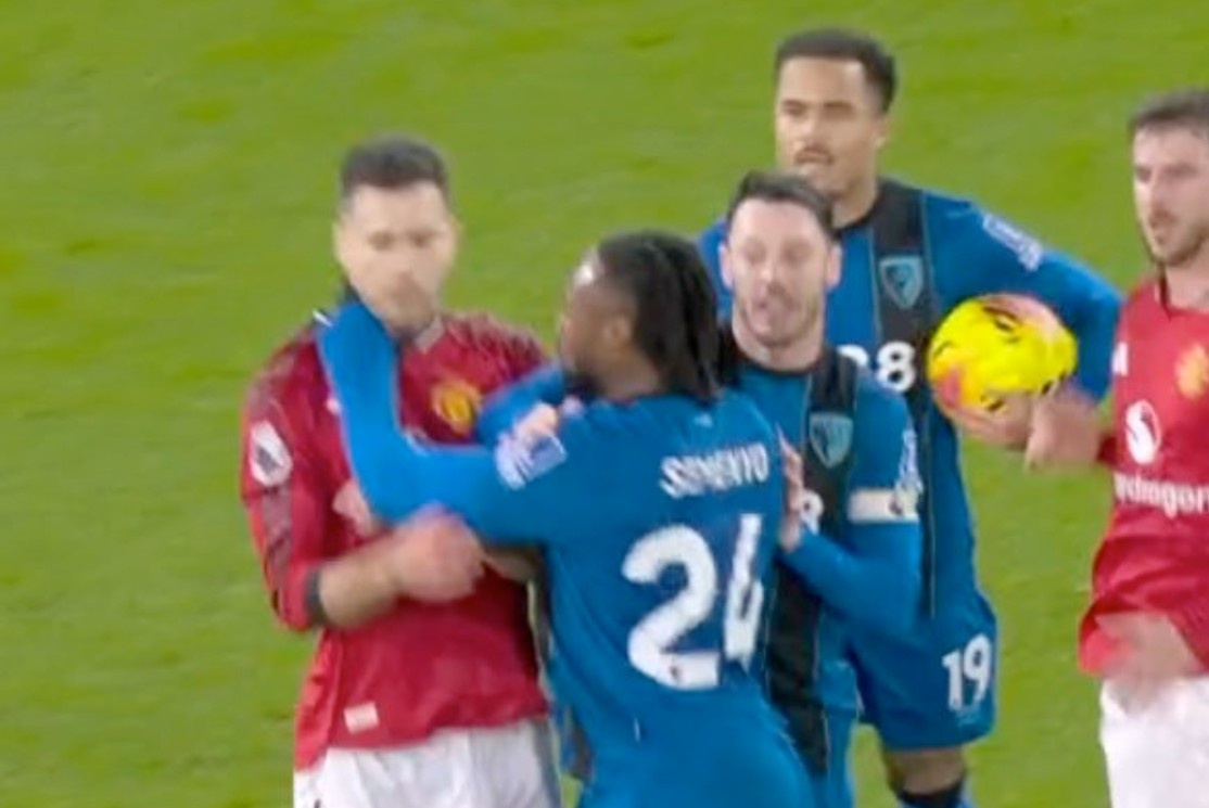 Hanh dong gay phan no o tran hoa cua MU hinh anh