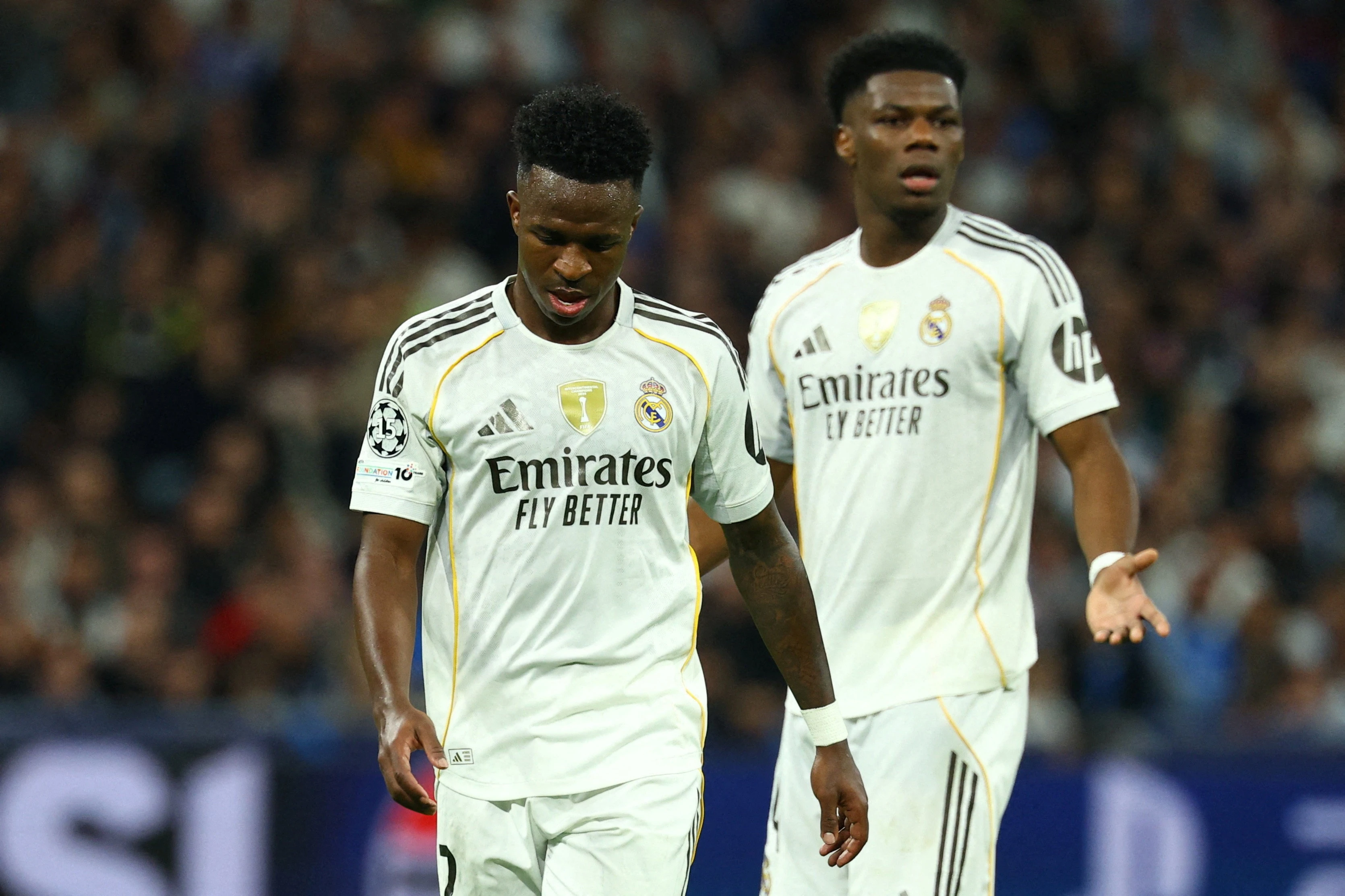 Cau thu Real Madrid dung ve phia Vinicius hinh anh
