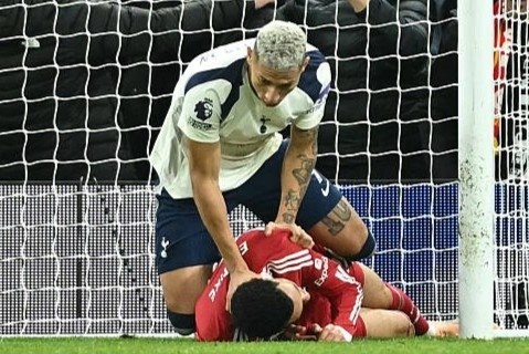 Hanh dong gay soc cua Richarlison hinh anh