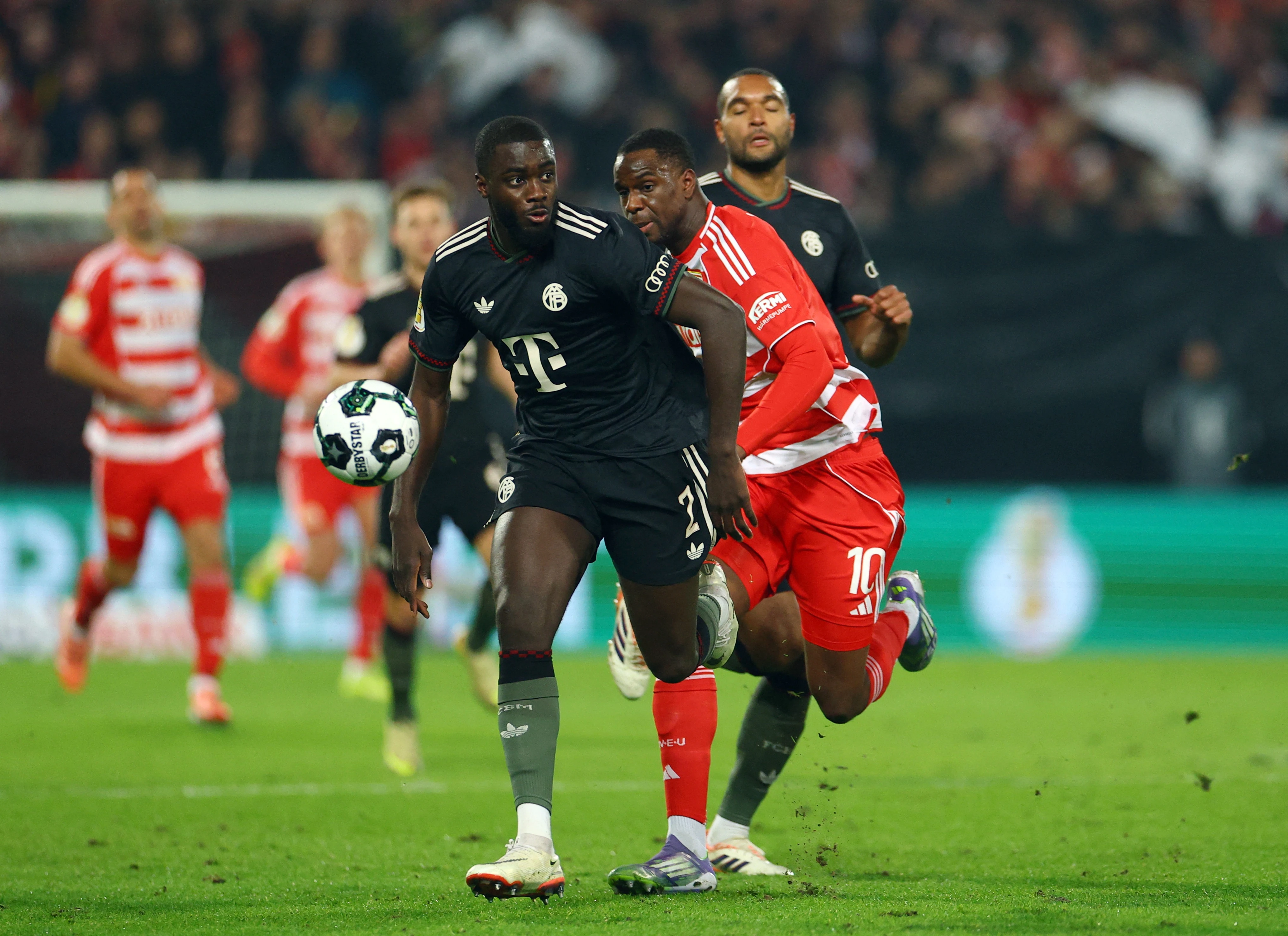 Upamecano 'ra gia' voi Bayern hinh anh