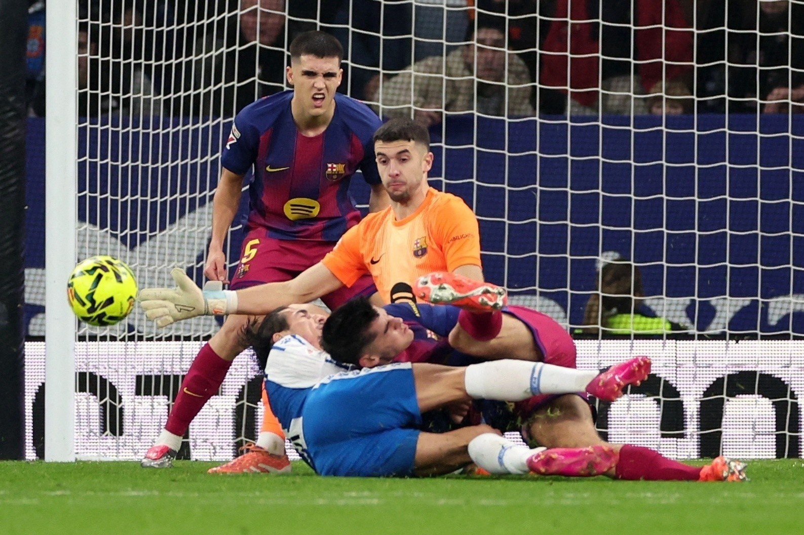 Man cuu thua gay sot cua thu mon Barcelona hinh anh