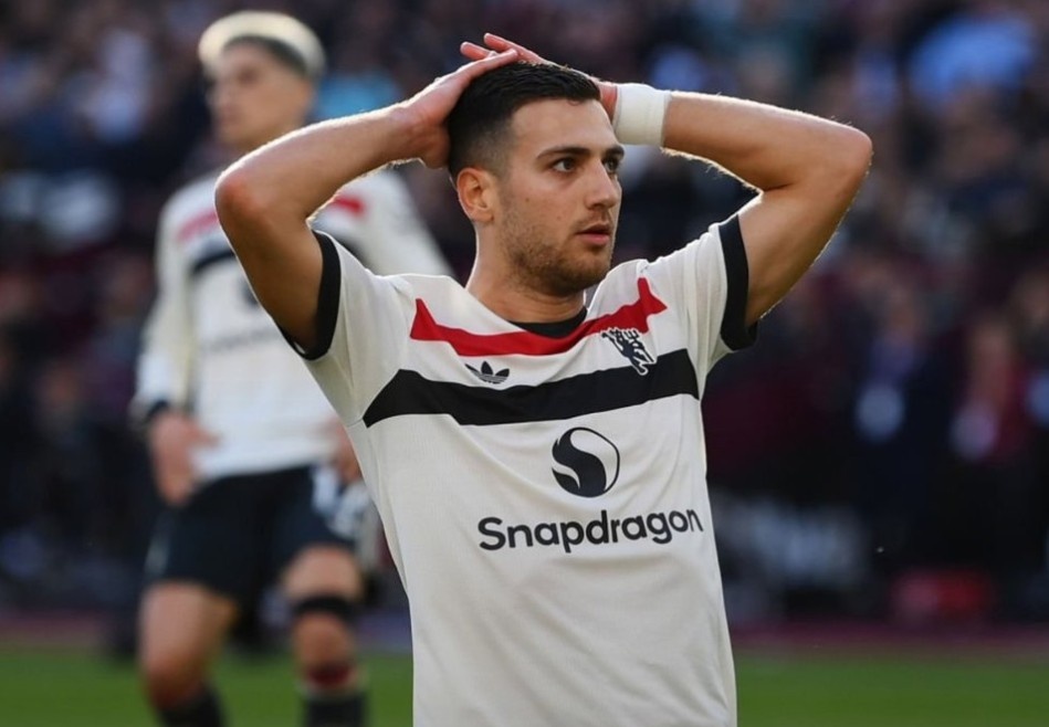 Hai cau thu 'song sot' qua 7 doi HLV MU hinh anh