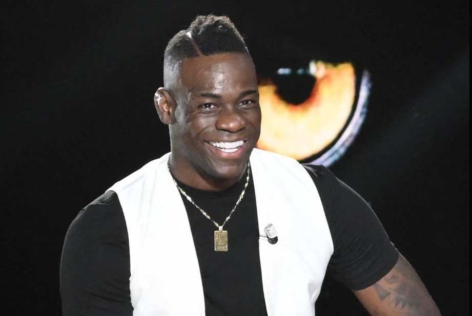 Balotelli sang chau A choi bong hinh anh