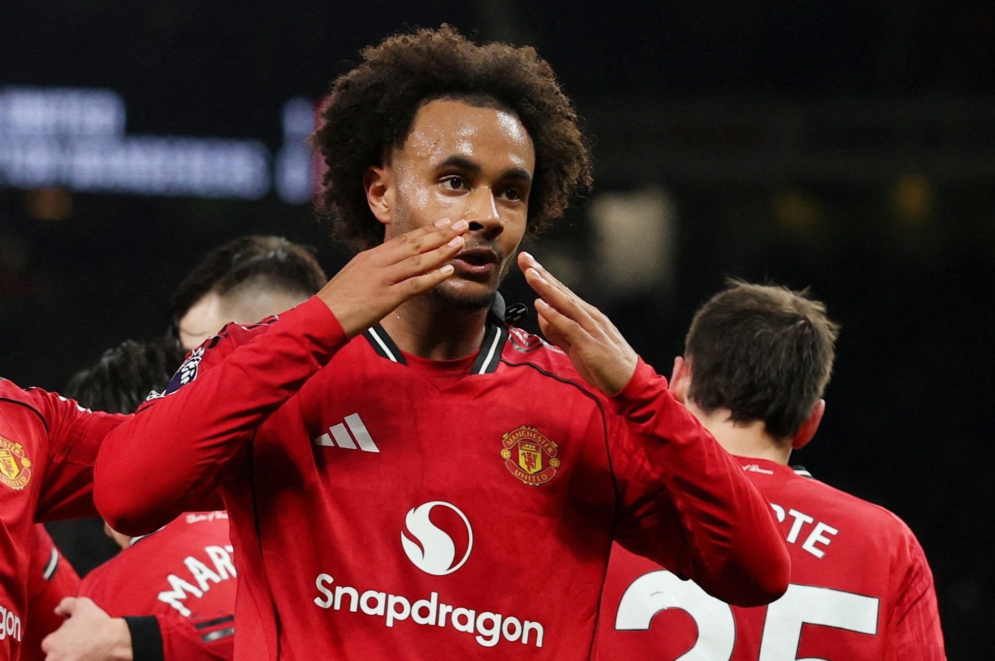 Zirkzee vo mong roi MU hinh anh